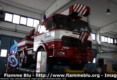 Fiat 697NP
Vigili del Fuoco
Comando Provinciale de L'Aquila
Distaccamento di Castel di Sangro (AQ)
AutoGru da 16 ton allestimento Cristanini
fotografata presso l'officina Iveco Luigi Ferrari
VF 10217
Parole chiave: Fiat 697NP VF10217