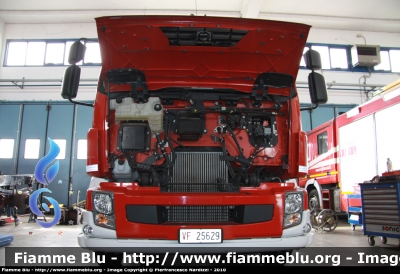 Volvo FL 280 III serie
Vigili del Fuoco
Comando Provinciale di Viterbo
Distaccamento di Civita Castellana (VT)
AutoPompaSerbatoio allestimento Bai
fotografata presso l'officina Iveco Luigi Ferrari
Calandra alzata per manutenzione
VF 25629
Parole chiave: Volvo FL_280_IIIserie VF25629