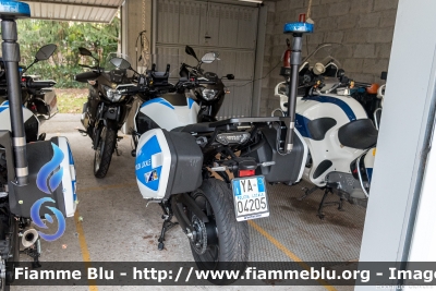 Yamaha Tracer 700 II serie
Polizia Locale Venezia
Allestimento: Bertazzoni
Codice Mezzo: 21
POLIZIA LOCALE YA 04205
Parole chiave: Yamaha Tracer_700_IIserie POLIZIALOCALEYA04205