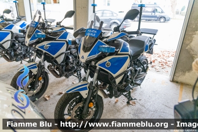 Yamaha Tracer 700 II serie
Polizia Locale Venezia
Allestimento: Bertazzoni
Codice Mezzo: 24
POLIZIA LOCALE YA 04208
Parole chiave: Yamaha Tracer_700_IIserie POLIZIALOCALEYA04208