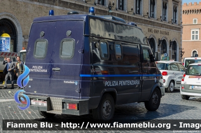 Iveco Daily II serie
Polizia Penitenziaria
Automezzo Protetto per il Trasporto di Detenuti
POLIZIA PENITENZIARIA 083 AB
Parole chiave: Iveco Daily_IIserie POLIZIAPENITENZIARIA083AB