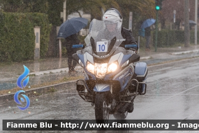 Bmw R1200RT II serie
Polizia di Stato
Polizia Stradale
in scorta alla Tirreno-Adriatico 2023
Moto 10
Parole chiave: Bmw R1200RT_IIserie