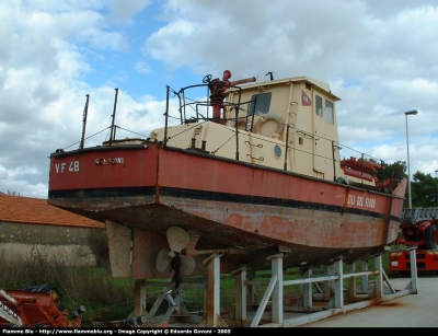 MotoBarcaPompa 48
Vigili del Fuoco
Comando di Livorno
VF 48 "Semprini"
La barca è da qualche anno accantonata presso il comando provinciale
Parole chiave: MotoBarcaPompa_VF48