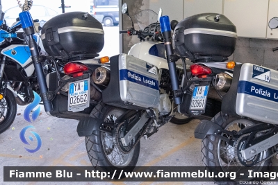 Bmw F650GS II serie
Polizia Locale Venezia
Codice Mezzo: 13
POLIZIA LOCALE YA 02662
Parole chiave: Bmw F650GS_IIserie POLIZIALOCALEYA02662