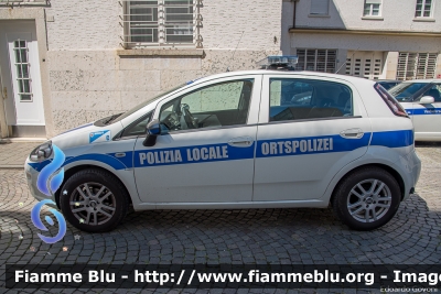 Fiat Punto Evo
Polizia Municipale - StadtPolizei
Merano - Meran (BZ)
POLIZIA LOCALE YA 464 AM
Parole chiave: Fiat Punto_Evo POLIZIALOCALEYA464AM