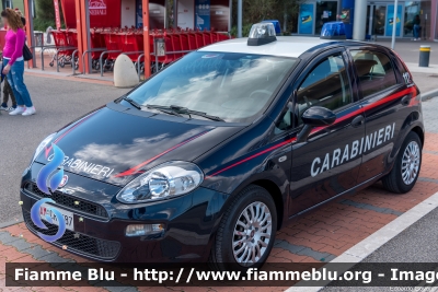 Fiat Punto VI serie
Carabinieri
Polizia Militare presso l'Aereonautica Militare
4° Stormo
AM CR 387
Parole chiave: Fiat Punto_VIserie AMCR387