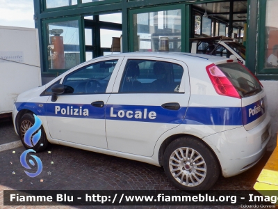 Fiat Grande Punto
Polizia Municipale Capri (NA)
POLIZIA LOCALE YA 444 AB
Parole chiave: Fiat Grande_Punto POLIZIALOCALEYA444AB