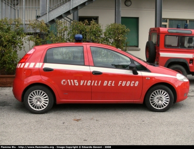 Fiat Grande Punto
Vigili del Fuoco
Comando di Pisa
VF 25188
La macchina presenta la scritta "Vigili del Fuoco" orientata in modo opposto al logo "115"
Parole chiave: Fiat Grande_Punto VF25188 Santa_Barbara_2008