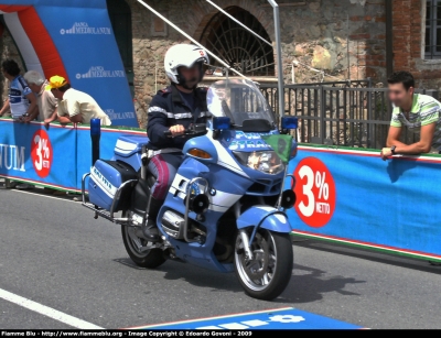 Bmw r850rt II serie
Polizia di Stato
Polizia Stradale in scorta al Giro D'Italia 2009
moto dotata di bandierina verde, segue il primo veicolo che apre la carovana
Parole chiave: Bmw r850rt_IIserie Polizia Giro_d'Italia_2009