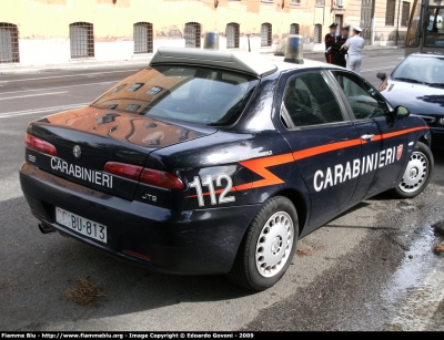 Alfa Romeo 156 II serie
Carabinieri
Autovettura con la caratteristica singolare di montare sul lato destro della vettura i copri cerchi della prima serie, mentre sul lato sinistro monta correttamente quelli della seconda serie a cui appartiene.
CC BU 813
Parole chiave: Alfa-Romeo 156_IIserie CCBU813 Festa_della_Repubblica_2009