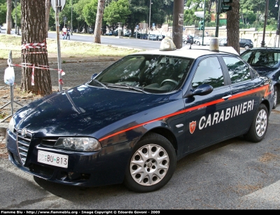 Alfa Romeo 156 II serie
Carabinieri
Autovettura con la caratteristica singolare di montare sul lato destro della vettura i copri cerchi della prima serie, mentre sul lato sinistro monta correttamente quelli della seconda serie a cui appartiene.
CC BU 813
Parole chiave: Alfa-Romeo 156_IIserie CCBU813 Festa_della_Repubblica_2009