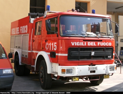 Iveco OM 160
Vigili del Fuoco
Comando Provinciale di Pescara
AutoPompaSerbatoio allestimento Baribbi
VF 13195
Parole chiave: Iveco OM 160 VF13195