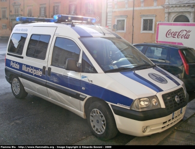 Fiat Scudo III serie
Polizia Municipale Comuni Modenesi Area Nord
Veicolo di proprietà del Comune di Cavezzo
Ora Targato POLIZIA LOCALE YA 382 AB
Parole chiave: Fiat Scudo_IIIserie POLIZIALOCALEYA382AB