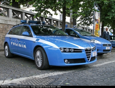 Alfa Romeo 159 Sportwagon Q4
Polizia di Stato
Polizia Stradale
POLIZIA H0601
Parole chiave: Alfa-Romeo 159_Sportwagon_Q4 PoliziaH0601 Festa_della_Polizia_2010