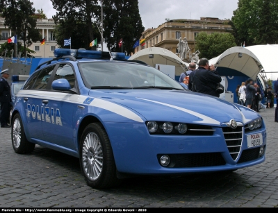 Alfa Romeo 159 Sportwagon Q4
Polizia di Stato
Polizia Stradale
POLIZIA H0559
Parole chiave: Alfa-Romeo 159_Sportwagon_Q4 PoliziaH0559 Festa_della_Polizia_2010