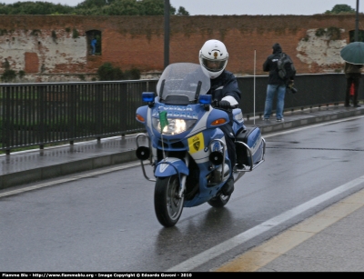 Bmw r850rt II serie
Polizia di Stato
Polizia Stradale
in scorta al Giro d'Italia 2010
con bandierina verde a segnalare l'inizio della carovana
Parole chiave: Bmw r850rt_IIserie Polizia