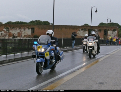 Bmw r850rt II serie
Polizia di Stato
Polizia Stradale
in scorta al Giro d'Italia 2010
con bandierina gialla a segnalare l'inizio del gruppo dei ciclisti
Parole chiave: Bmw r850rt_IIserie Polizia