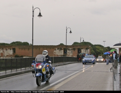 Bmw r850rt II serie
Polizia di Stato
Polizia Stradale
in scorta al Giro d'Italia 2010
con bandierina rossa a segnalare la fine della carovana
Parole chiave: Bmw r850rt_IIserie Polizia