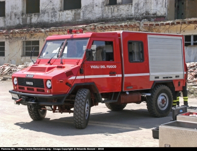 Iveco VM90
Vigili del Fuoco
Comando Provinciale di Pisa
Colonna Mobile Internazionale
Ex Polisoccorso riadattato per il trasporto materiali per il soccorso urgente sotto-macerie
VF 16200
Parole chiave: Iveco VM90 VF16200 PISARTE2010