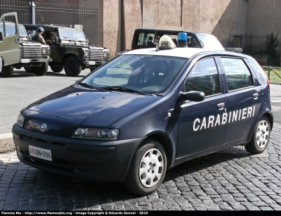 Fiat Punto II serie
Carabinieri
Polizia Militare presso l'Aereonautica Militare
AM BN 096
Parole chiave: Fiat Punto_IIserie AMBN096 Festa_della_Repubblica_2010