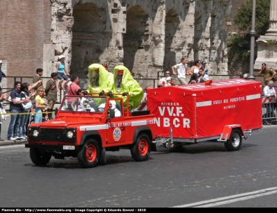 Land Rover Defender 90
Vigili del Fuoco
Comando Provinciale di Roma
Nucleo NBCR
VF 19764
Parole chiave: Land-Rover Defender_90 VF19764 Festa_della_Repubblica_2010