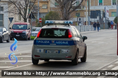 Fiat Punto VI serie
Polizia Municipale
Comune di Ancona
Automezzo numero: 9
POLIZIA LOCALE YA 377 AN
Parole chiave: Fiat Punto_VIserie POLIZIALOCALEYA377AN