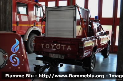 Toyota Hilux II serie
Vigili del Fuoco
Corpo Permanente di Bolzano
Berufsfeuerwehr Bozen
con Carrello Polvere 250 kg
VF 019 BZ
Rimorchio VF 2B0 BZ 
Parole chiave: Toyota Hilux_IIserie VF019BZ RimorchioVF2B0BZ