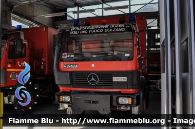 Mercedes-Benz 2629
Vigili del Fuoco
Corpo Permanente di Bolzano
Berufsfeuerwehr Bozen
Autocarro con impianto scarrabile allestimento Baribbi
VF 052 BZ
Parole chiave: Mercedes-Benz 2629 VF052BZ