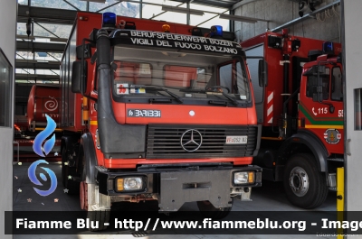 Mercedes-Benz 2629
Vigili del Fuoco
Corpo Permanente di Bolzano
Berufsfeuerwehr Bozen
Autocarro con impianto scarrabile allestimento Baribbi
VF 052 BZ
Parole chiave: Mercedes-Benz 2629 VF052BZ