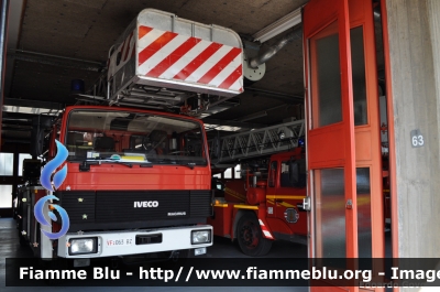 Iveco 140-25
Vigili del Fuoco
Corpo Permanente di Bolzano
Berufsfeuerwehr Bozen
AutoScala da 30 metri allestimento Magirus
VF 063 BZ
Parole chiave: Iveco 140-25 VF063BZ