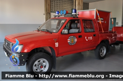 Toyota Hilux II serie
Vigili del Fuoco
Corpo Permanente di Bolzano
Berufsfeuerwehr Bozen
con Carrello Polvere 250 kg
VF 019 BZ
Rimorchio VF 2B0 BZ 
Parole chiave: Toyota Hilux_IIserie VF019BZ RimorchioVF2B0BZ