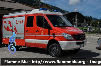 Mercedes-Benz Sprinter III serie
Vigili del Fuoco
Distretto della Val Di Sole
Corpo Volontario di Mezzana (TN)
Allestito Rosenbauer
VF 6K0 TN
Parole chiave: Mercedes-Benz Sprinter_IIIserie VF6K0TN