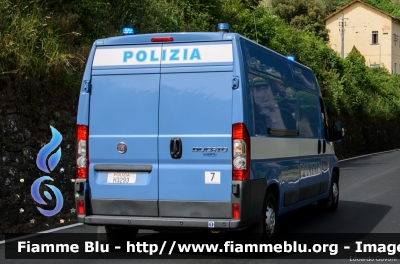 Fiat Ducato X250
Polizia di Stato
Polizia Stradale
in scorta al Giro d'Italia 2015
POLIZIA H3293
Parole chiave: Fiat Ducato_X250 POLIZIAH3293 Giro_Italia_2015