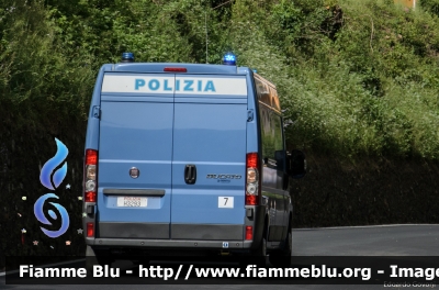 Fiat Ducato X250
Polizia di Stato
Polizia Stradale
in scorta al Giro d'Italia 2015
POLIZIA H3293
Parole chiave: Fiat Ducato_X250 POLIZIAH3293 Giro_Italia_2015