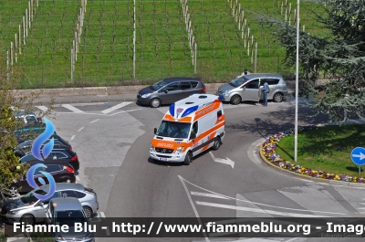 Mercedes-Benz Sprinter III serie
Croce Bianca Bolzano
Weisses Kreuz Bozen
Ambulanza da Soccorso/RTW Allestimento "Delfis" di Ambulanz Mobile
WK 415
PC ZS0G1
Parole chiave: Mercedes-Benz Sprinter_IIIserie Ambulanza PCZS0G1