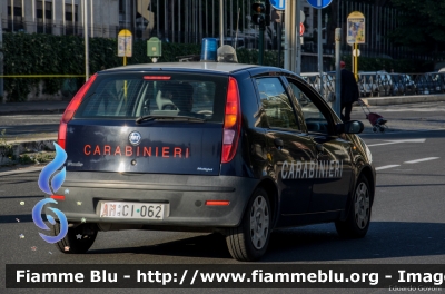 Fiat Punto III serie
Carabinieri
Polizia Militare presso Aeronautica Militare
AM CI 062
Parole chiave: Fiat Punto_IIIserie AMCI062 festa_della_repubblica_2015