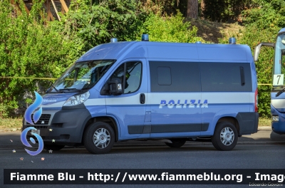 Fiat Ducato X250
Polizia di Stato
POLIZIA H6480
Parole chiave: Fiat Ducato_X250 POLIZIAH6480 Festa_della_Repubblica_2014