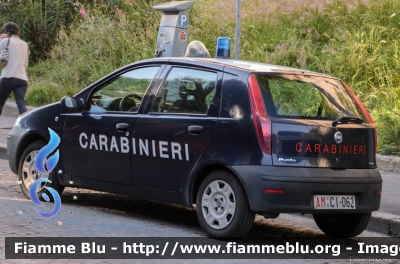 Fiat Punto III serie
Carabinieri
Polizia Militare presso Aeronautica Militare
AM CI 062
Parole chiave: Fiat Punto_IIIserie AMCI062 festa_della_repubblica_2015