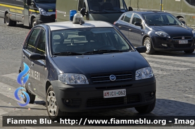 Fiat Punto III serie
Carabinieri
Polizia Militare presso Aeronautica Militare
AM CI 062
Parole chiave: Fiat Punto_IIIserie AMCI062 Festa_della_Republica_2014