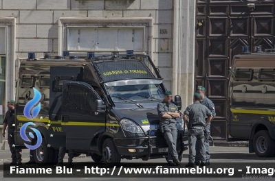 Iveco Daily V serie
Guardia di Finanza
Automezzo Blindato per Ordine Pubblico
Allestimento Sperotto
GdiF 497 BH
Parole chiave: Iveco Daily_Vserie GdiF497BH Festa_della_Repubblica_2014