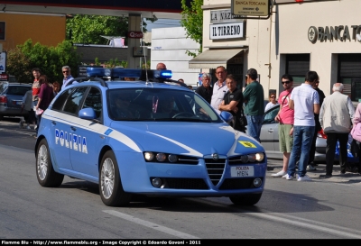 Alfa Romeo 159 Sportwagon
Polizia di Stato
Polizia Stradale
in scorta al Giro d'Italia 2011
con stemma listato a lutto
POLIZIA H1614
Parole chiave: Alfa-Romeo 159_Sportwagon POLIZIAH1614