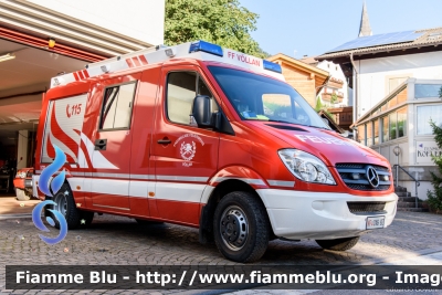 Mercedes-Benz Sprinter 4x4 III serie
Vigili del Fuoco
Unione Distrettuale Merano - Bezirksverband Meran
Corpo Volontario di Foiana - Freiwillige Feuerwehr Vollan (BZ)
Allestimento Kofler
VF 0X6 BZ
Parole chiave: Mercedes-Benz Sprinter_4x4_IIIserie VF0X6BZ