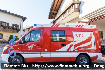 Mercedes-Benz Sprinter 4x4 III serie
Vigili del Fuoco
Unione Distrettuale Merano - Bezirksverband Meran
Corpo Volontario di Foiana - Freiwillige Feuerwehr Vollan (BZ)
Allestimento Kofler
VF 0X6 BZ
Parole chiave: Mercedes-Benz Sprinter_4x4_IIIserie VF0X6BZ