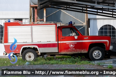 Chevrolet Custom Deluxe 30
G.S.A. in servizio presso l'aeroporto di Massa-Cinquale
ex Vigili del Fuoco
Unione Distrettuale Alta Pusteria
Corpo Volontario di Lazfons (BZ)
Bezirksverband Oberpustertal
Freiwillige Fuerwehr Latzfons 
Allestimento Rosenbauer
Parole chiave: Chevrolet Custom_Deluxe_30