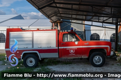 Chevrolet Custom Deluxe 30
G.S.A. in servizio presso l'aeroporto di Massa-Cinquale
ex Vigili del Fuoco
Unione Distrettuale Alta Pusteria
Corpo Volontario di Lazfons (BZ)
Bezirksverband Oberpustertal
Freiwillige Fuerwehr Latzfons 
Allestimento Rosenbauer
Parole chiave: Chevrolet Custom_Deluxe_30