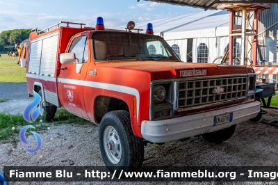 Chevrolet Custom Deluxe 30
G.S.A. in servizio presso l'aeroporto di Massa-Cinquale
ex Vigili del Fuoco
Unione Distrettuale Alta Pusteria
Corpo Volontario di Lazfons (BZ)
Bezirksverband Oberpustertal
Freiwillige Fuerwehr Latzfons 
Allestimento Rosenbauer
Parole chiave: Chevrolet Custom_Deluxe_30