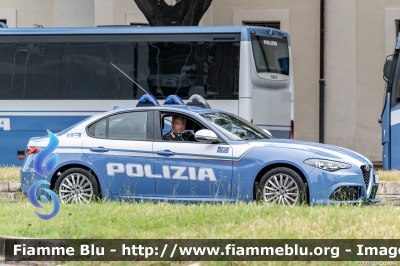 Alfa Romeo Nuova Giulia Q4
Polizia di Stato
Polizia Stradale
Parole chiave: Alfa-Romeo Nuova_Giulia_Q4 festa_della_repubblica_2024