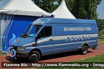 Mercedes-Benz Sprinter II serie 
Polizia di Stato
C.N.E.S.
POLIZIA F3120 
Parole chiave: Mercedes-Benz Sprinter_IIserie POLIZIAF3120 Festa_della_Polizia_2011