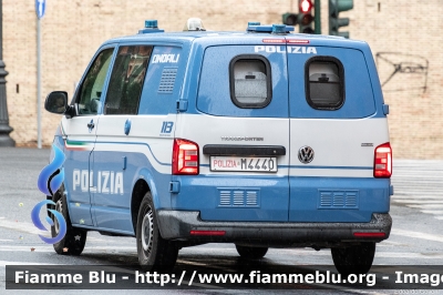 Volkswagen Transporter T6
Polizia di Stato
Unità Cinofile
Allestimento BAI
POLIZIA M4440
Parole chiave: Volkswagen Transporter_T6 POLIZIAM4440 Festa_della_Repubblica_2024