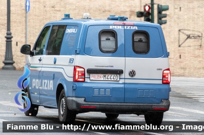 Volkswagen Transporter T6
Polizia di Stato
Unità Cinofile
Allestimento BAI
POLIZIA M4440
Parole chiave: Volkswagen Transporter_T6 POLIZIAM4440 Festa_della_Repubblica_2024